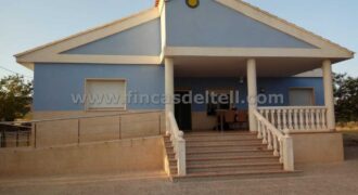 Chalet con piscina cerca de Yecla