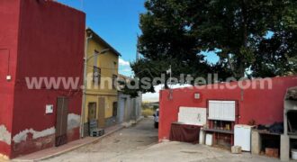 Casa de campo adosada con patio, localizada a unos 15 minutos de Pinoso.