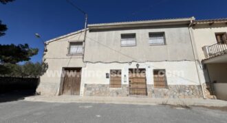 Casa de campo con terreno en Pinoso