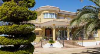Vivienda unifamiliar aislada con piscina en Yecla