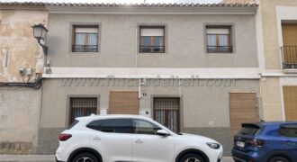 Casa con patio y garaje en Pinoso