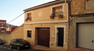 Casa con garaje y patio en Pinoso