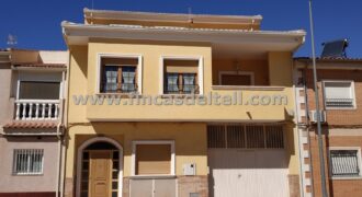 Casa con garaje en Pinoso