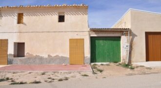 Finca rústica con casa y garaje.
