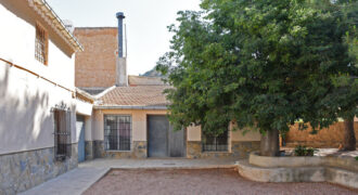 Finca rústica con masía en Pinoso