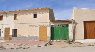 Finca rústica con casa y garaje.