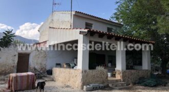 Casa de campo con terreno en Pinoso