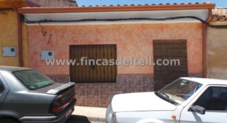 Casa con patio y garaje en Pinoso