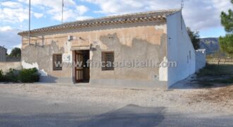 Casa de campo semi adosada en venta en Pinoso