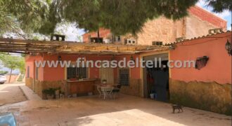 Casa de campo con piscina y terreno en Pinoso