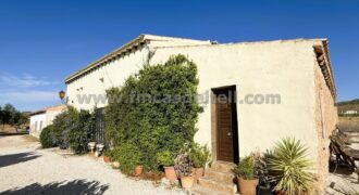 Casa de campo reformada con piscina en Pinoso.